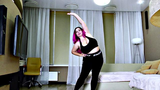 candy kat трясет сиськами и жопой в спортзале