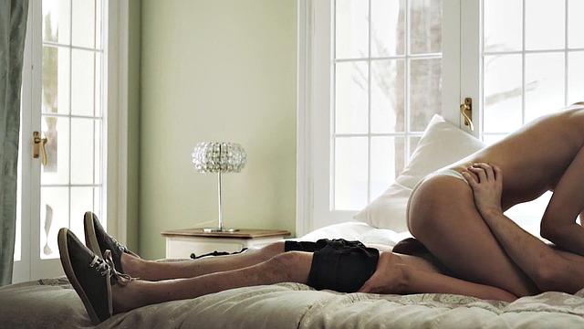 шальная брюнетка устраивает секс-выставу прямо у окна