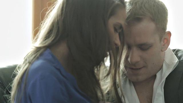 жаркая красотка разносит пустой магазин страстью