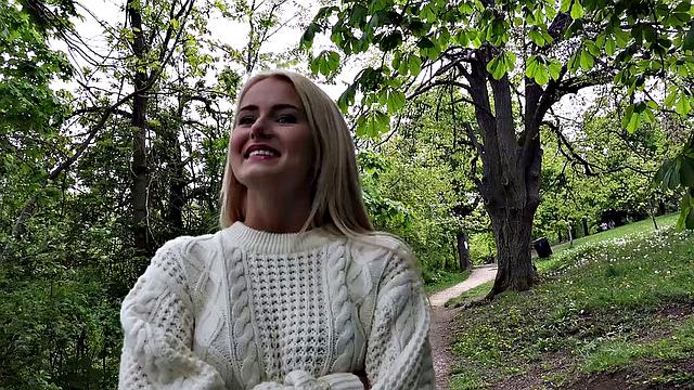 блондинка трахаетcя на улице за пачку денег
