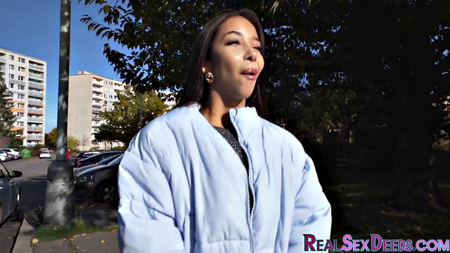 Латиноса подрабатывает сексом, а хрен ей в помощь - наткнулась на любителя острых ощущений за деньги с первого раза, ну не дура же!