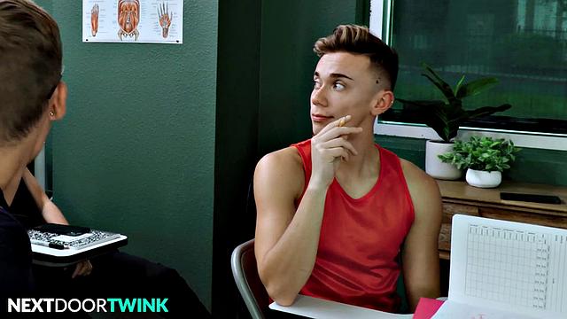 татуированный мужик устраивает групповой трах с мощными парнями