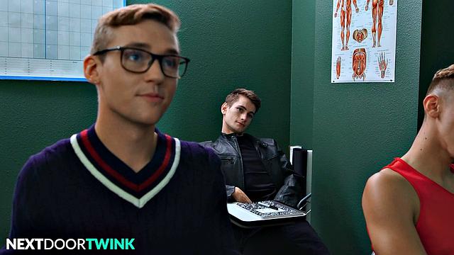 татуированный мужик устраивает групповой трах с мощными парнями