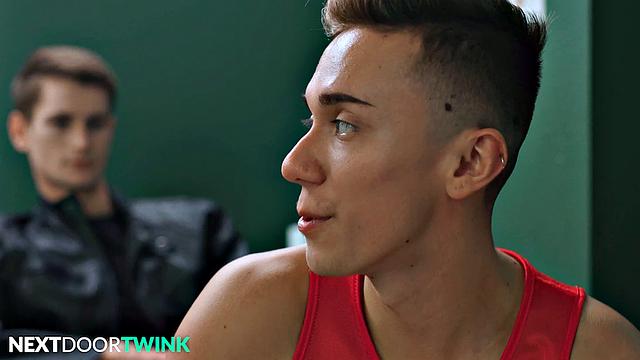 татуированный мужик устраивает групповой трах с мощными парнями