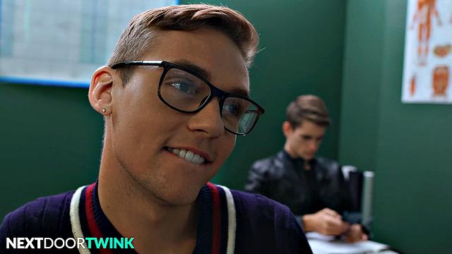 татуированный мужик устраивает групповой трах с мощными парнями