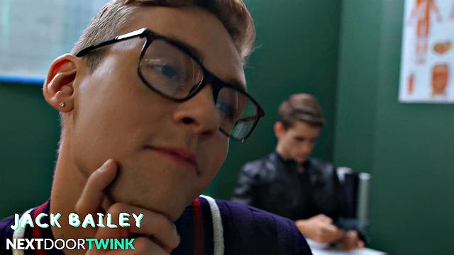 татуированный мужик устраивает групповой трах с мощными парнями