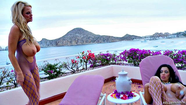 две зрелые подруги балуются игрушками на пляже