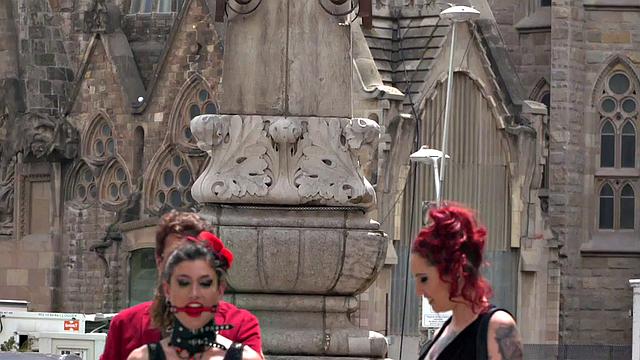 рыжая мамочка на каблуках жестко унижает свою рабыню на улице