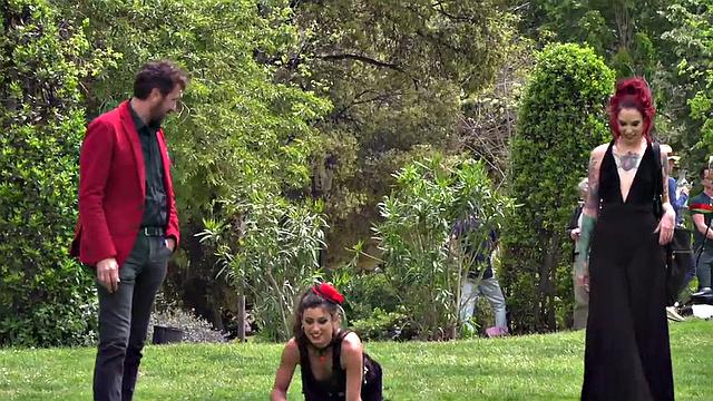 рыжая мамочка на каблуках жестко унижает свою рабыню на улице