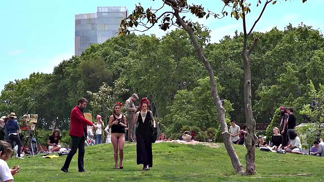 рыжая мамочка на каблуках жестко унижает свою рабыню на улице