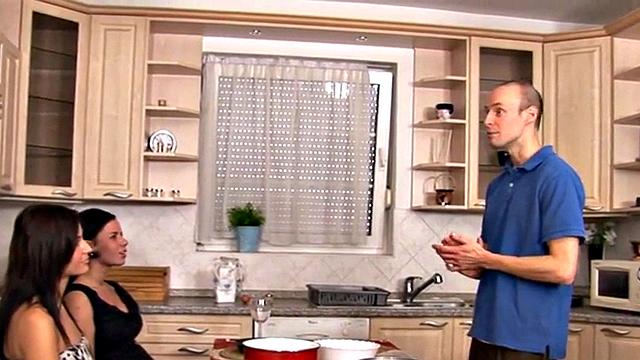 две малолетки в каблуках веселятся, когда трахают парня страпоном