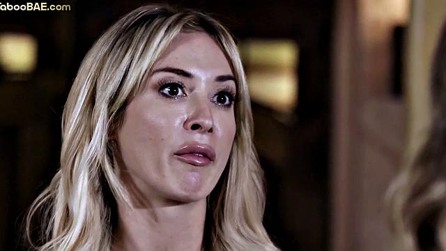 Stunning lesbo babes 3way muffdiving with MILF on couch