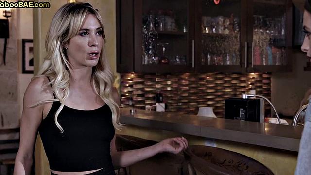 Stunning lesbo babes 3way muffdiving with MILF on couch