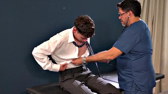 Джейк принимает Фердинанда глубоко и кончает мощно