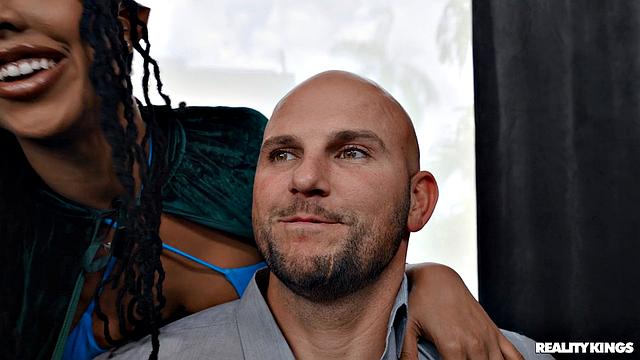 Кира Нуар в костюме эльфийки сосет под столом и получает анальный от мастера игры, пока парень смотрит в другую сторону.