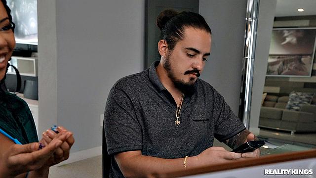 Кира Нуар в костюме эльфийки сосет под столом и получает анальный от мастера игры, пока парень смотрит в другую сторону.