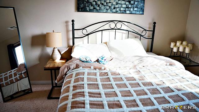 Yhivi Offers Her Pussy