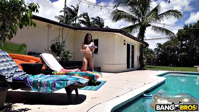 Кира Перез мастурбирует с шлангом у бассейна и получает жесткий трах от садовника Дункана Сэйнта