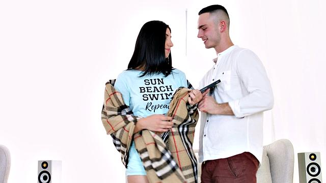 Henna Ssy сперва насаживается на хер, потом шутит про добавку