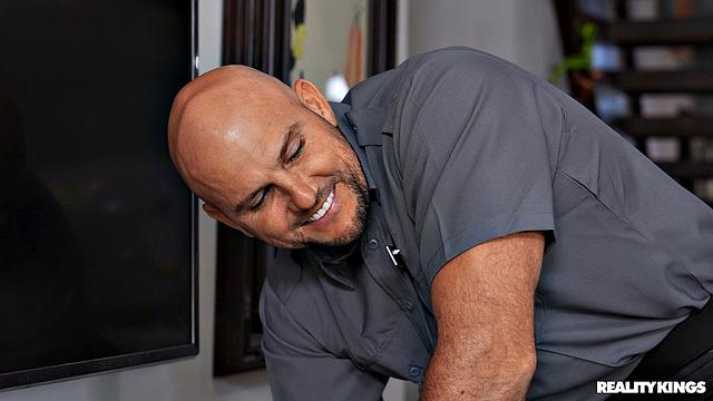 брюнетка в очках соблазняет мастера и скачет на его члене