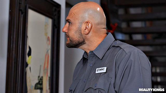 брюнетка в очках соблазняет мастера и скачет на его члене