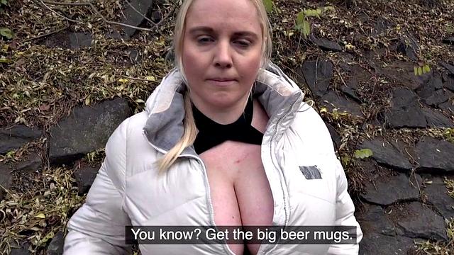 европейка с большими сиськами катается на члене грудью, потом в позе раком