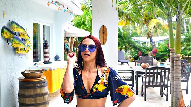 страстная рыжая разносит клитор на свежем воздухе - не оторвать глаз