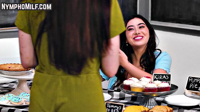 Dirty dykes scissoring pussies after fingering