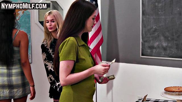 Dirty dykes scissoring pussies after fingering