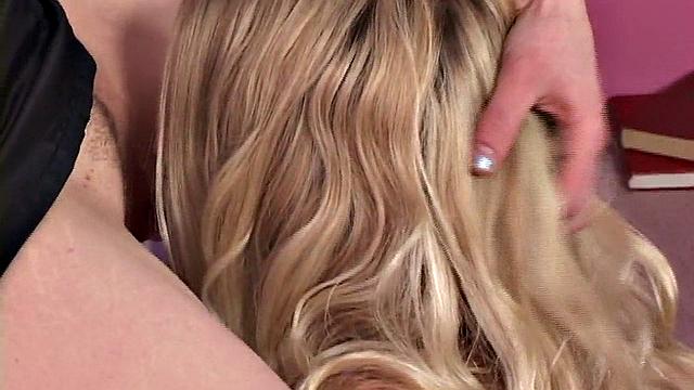 Литтл Эйприл ловит язычок на свою киску в дерзком POV