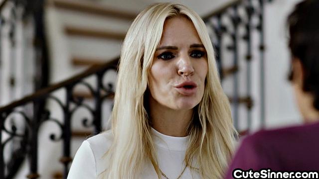 Blonde horny babe licked by big BFF