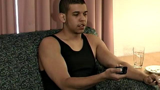 чаз морган дрочит на диване с порножурналом