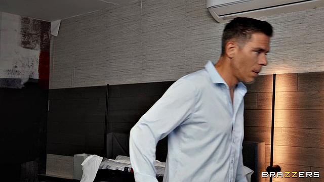 Луна Стар устраивает дикий сквирт с Миком Блу на кухне и в гостиной.