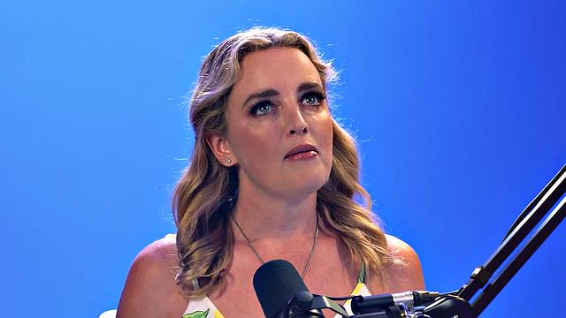 Сочная красотка трогает свою гладко выбритую, мокрую киску