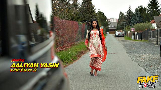 пактистанская наследница трясет жопой в такси, а водитель уже не рулит