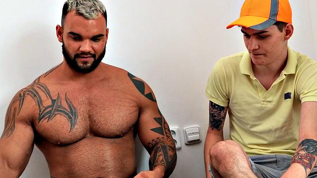 Muscled jock bareback fucks skinny twinks after BJ