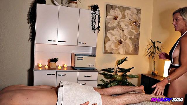 Стиви получает расслабляющий массаж с окончанием в спа-салоне.