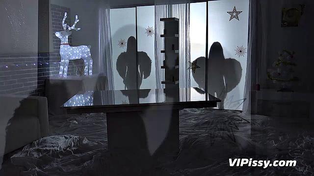 Две лесбиянки писают и играют с игрушками на столе