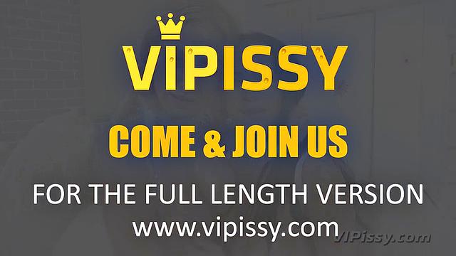 Две лесбиянки писают и играют с игрушками на столе