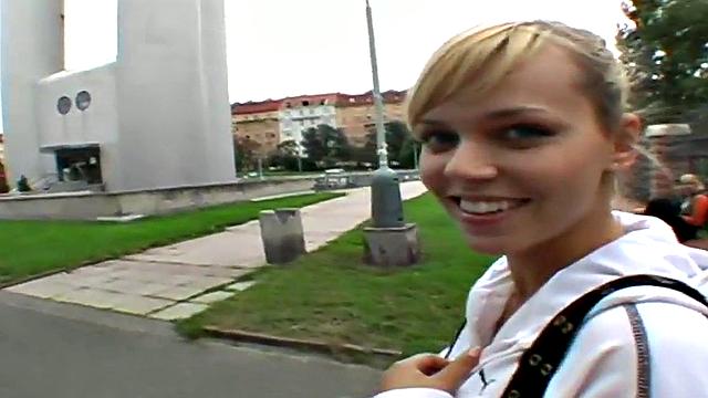 блондинка в обтягивающем топе сосёт член на улице