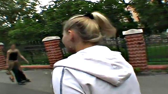 блондинка в обтягивающем топе сосёт член на улице