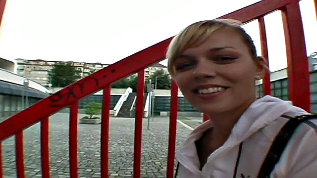 блондинка в обтягивающем топе сосёт член на улице