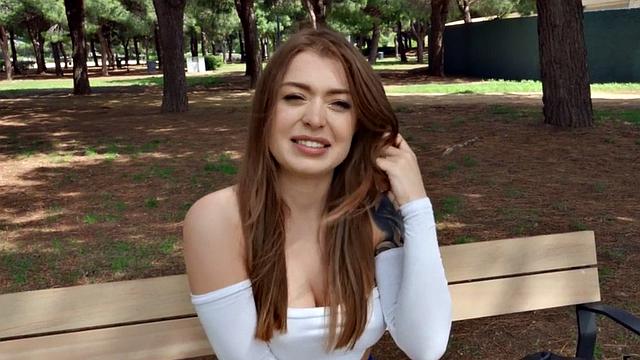 татуированная брюнетка с пирсингом скачет на члене на улице pov