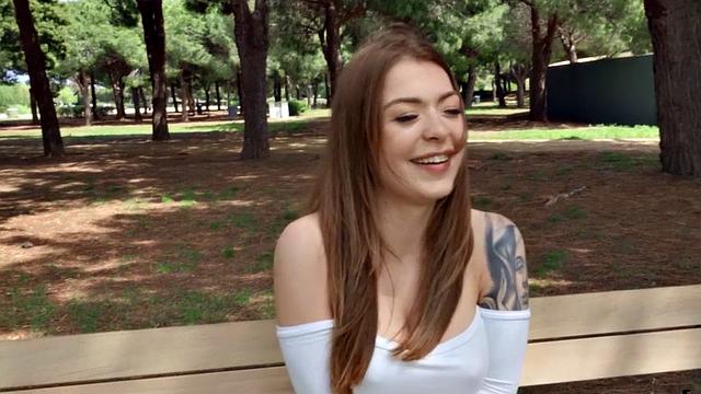 татуированная брюнетка с пирсингом скачет на члене на улице pov