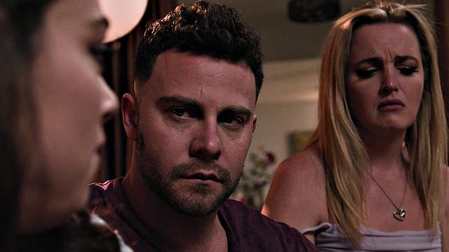 беременная устраивает тройничок, а мужу остаётся только смотреть шоу