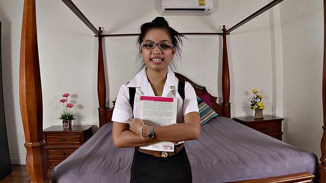 napassarin в очках и юбке отчаянно скачет на члене и кайфует