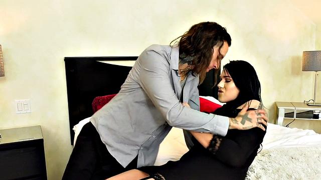 Bigtit trans beauty wanking while riding boyfriend's cock