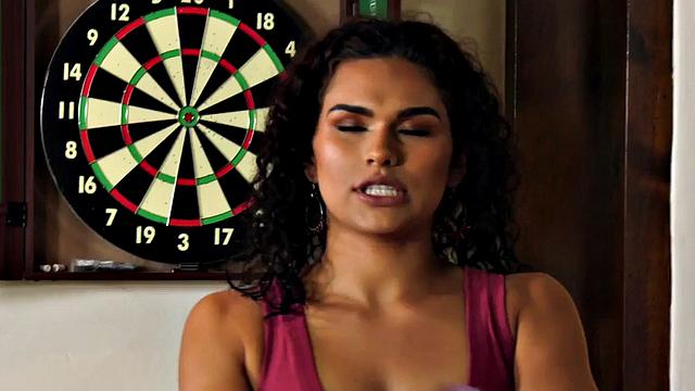 Транс-красотка с большими сиськами скачет на члене и дрочит себя до экстаза