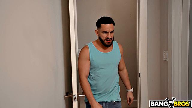 Кристал Чейз с мылом на сиськах соблазняет Петера, а его член заблудился между большими титьками и в горячей киске - она ещё и лицо умывает спермой, вместо лофы!