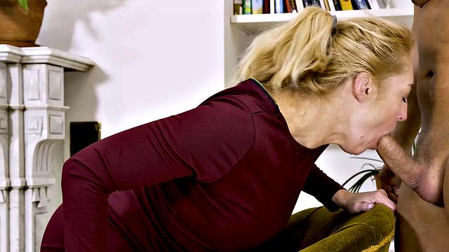 на собеседовании блондинка доказывает, что умеет не только разговаривать